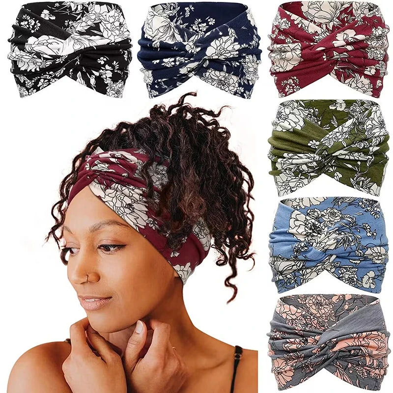 Eine Frau mit gemusterter Bandana, die Beispiele des gewickelten breiten Kopfbandes zeigt.