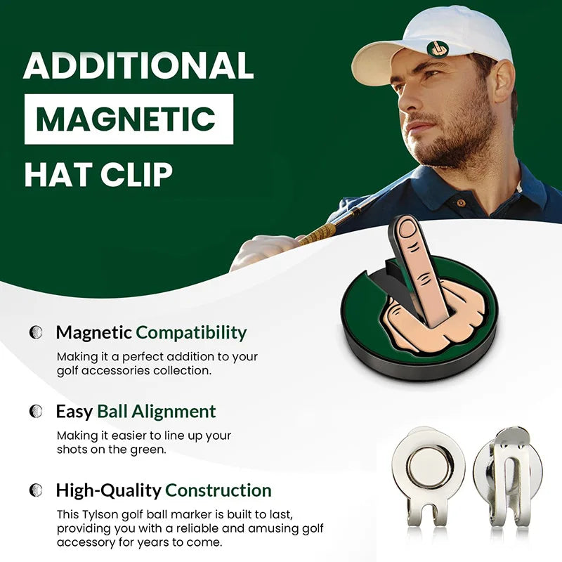 Un hombre con gorra sostiene un clip magnético para sombrero, demostrando su compatibilidad y construcción para accesorios de