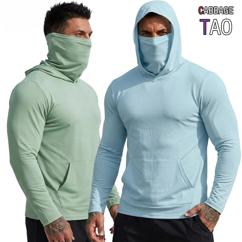 Ein Mann trägt ein hellblaues Kapuzenpullover zum Sonnenschutz.