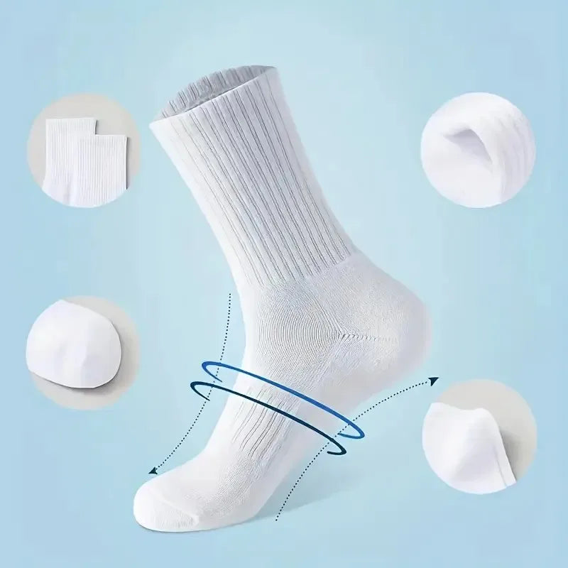 Chaussette tube tricotée blanche montrant sa texture et son ajustement.