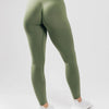 Un mannequin portant des leggings de yoga sans coutures taille haute vert olive et un haut court.