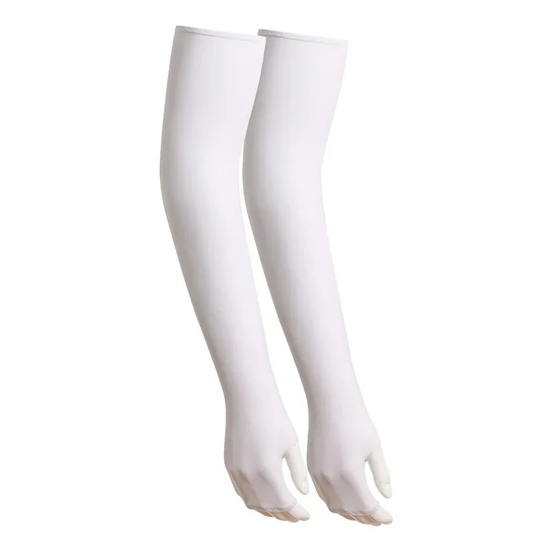 Ein Paar weiße Cooling-Armschläuche für Sport und Outdoor-Aktivitäten.