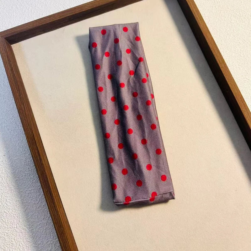 Lila Polka-Dot-Stoff-Haarband in einem Holzrahmen