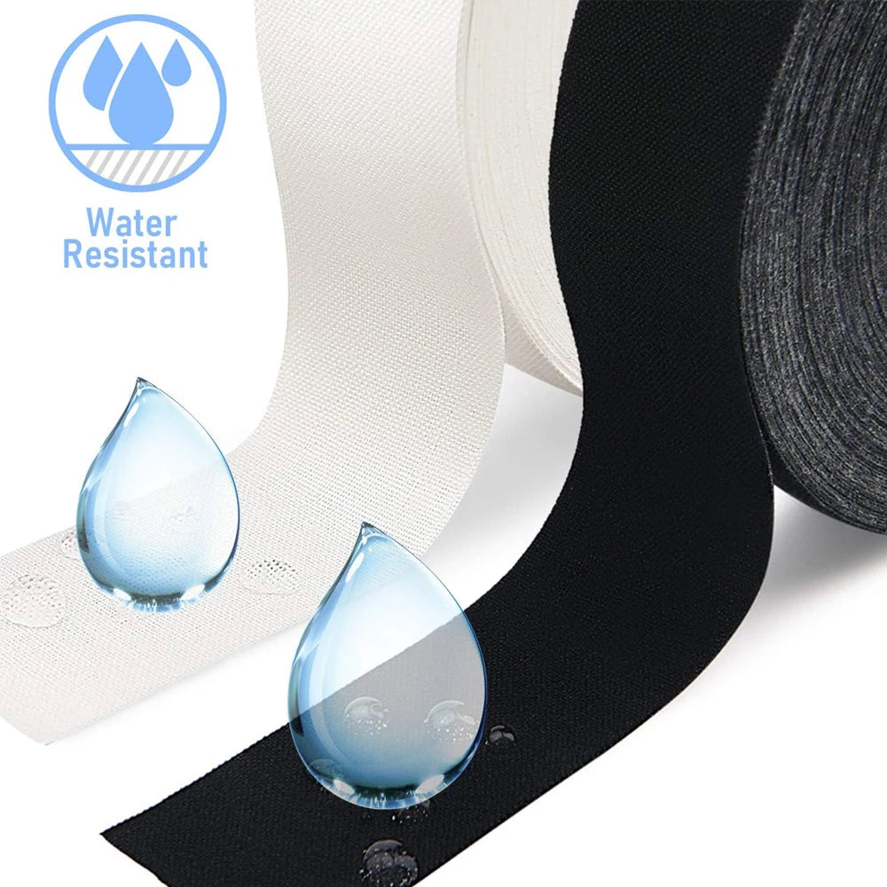 Rollen wasserfeste Grip-Tape mit einem Tropfen auf den weißen und schwarzen Bändern.