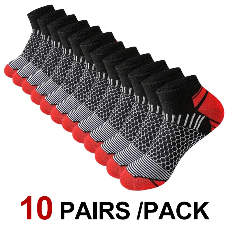 Un paquet de dix paires de chaussettes de sport noires et rouges, légères et respirantes.