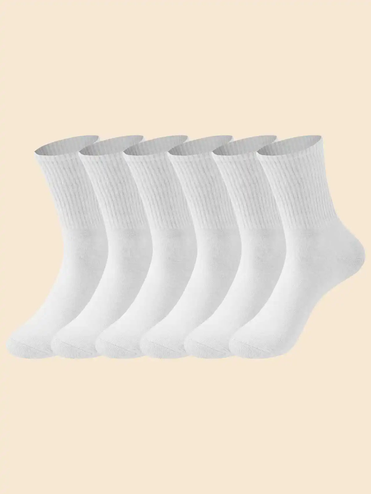 Eine Reihe weißer, gestreifter, atmungsaktiver Herrensocken auf einer hellen Fläche.