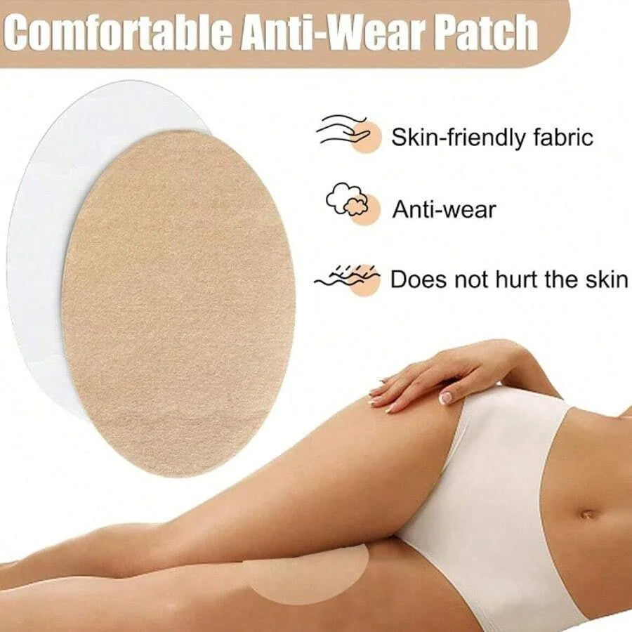 Un patch anti-frottement beige appliqué sur la cuisse, montrant son utilisation comme protection confortable et douce pour la