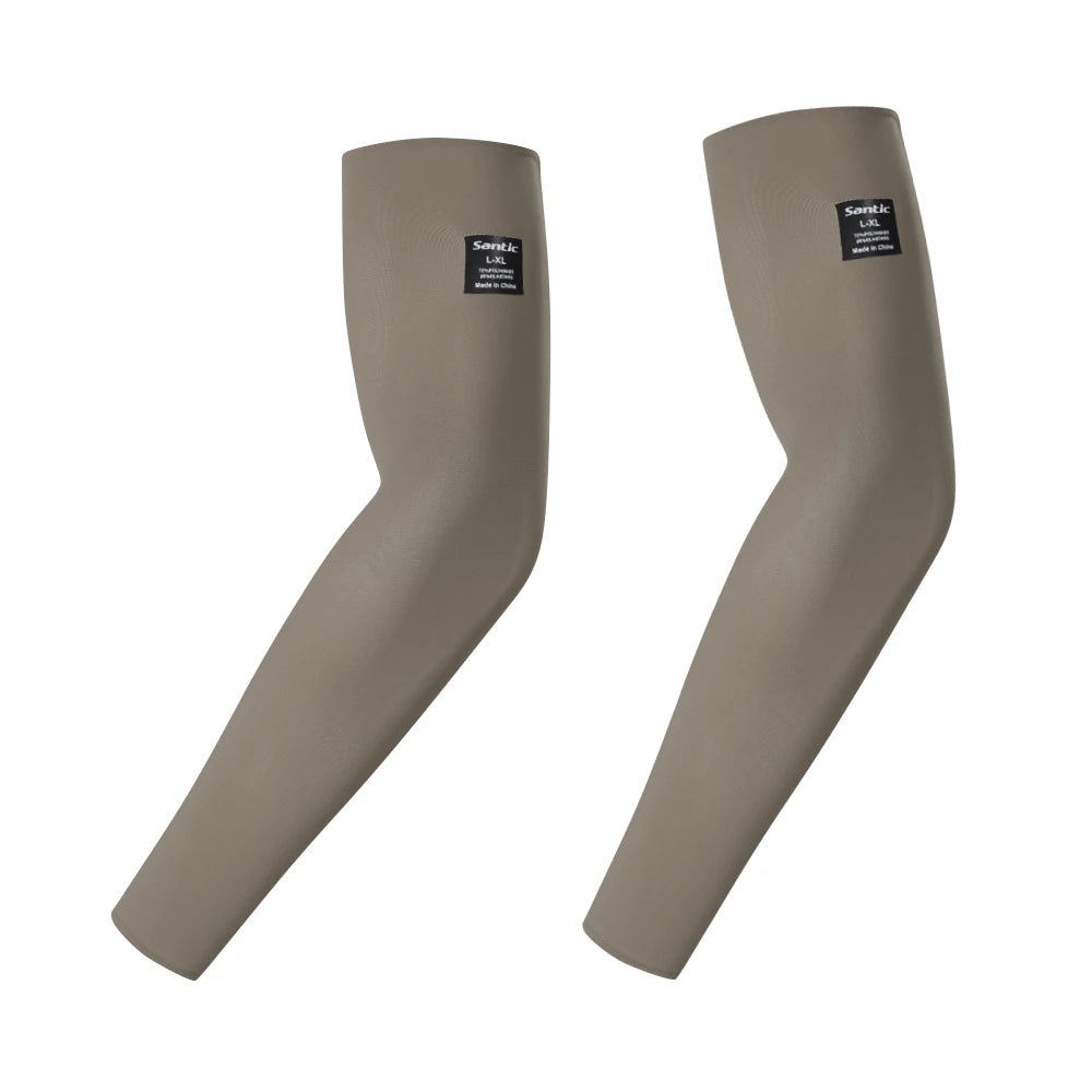 Ein Paar taupefarbener UV-Schutz-Sportarm-Sleeves in vertikaler Ansicht.