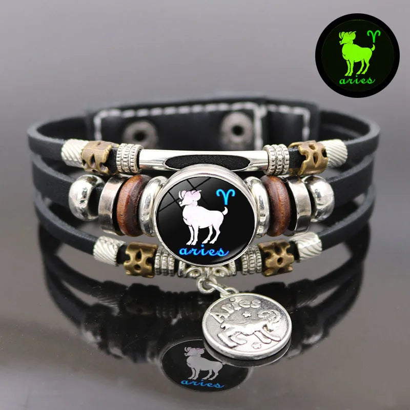 Pulsera de cuero negro con colgante de plata que presenta el símbolo zodiacal de Aries y diseño de constelación.