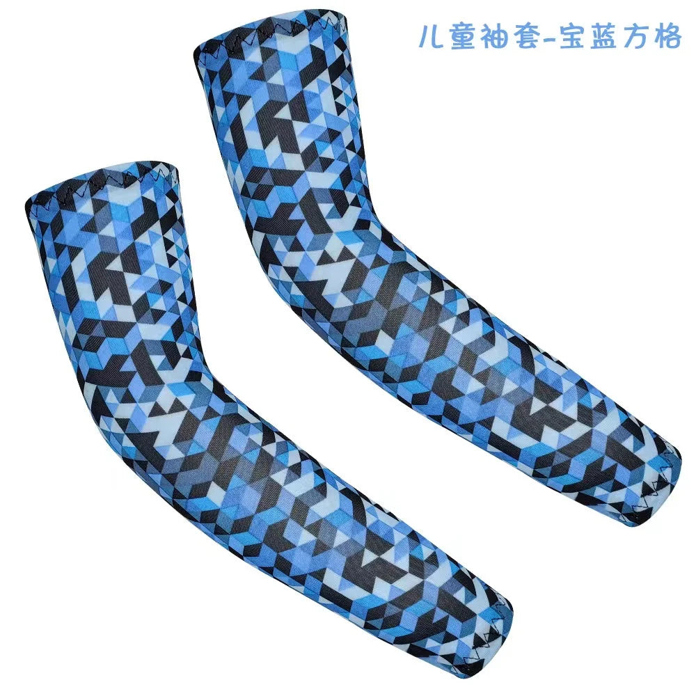 Una par de mangas de protección UV con estampado geométrico azul y negro para niños.
