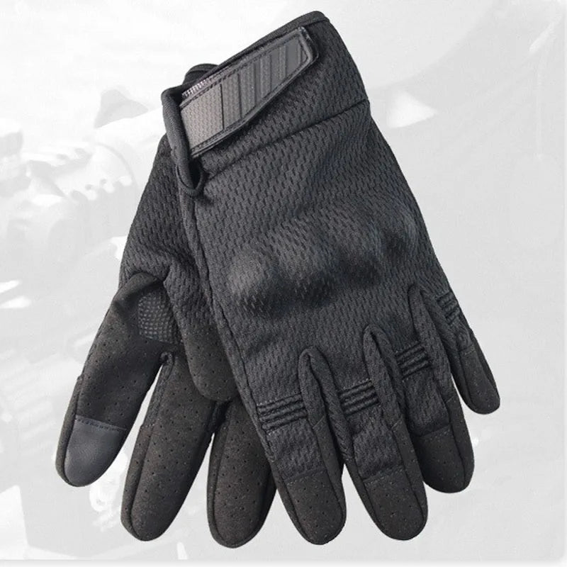 Gant tactique noir avec protection pour les doigts.
