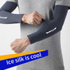 Eine Person zieht einen dunkelblauen Ice-Seiden-Armreif an ihrem Unterarm.