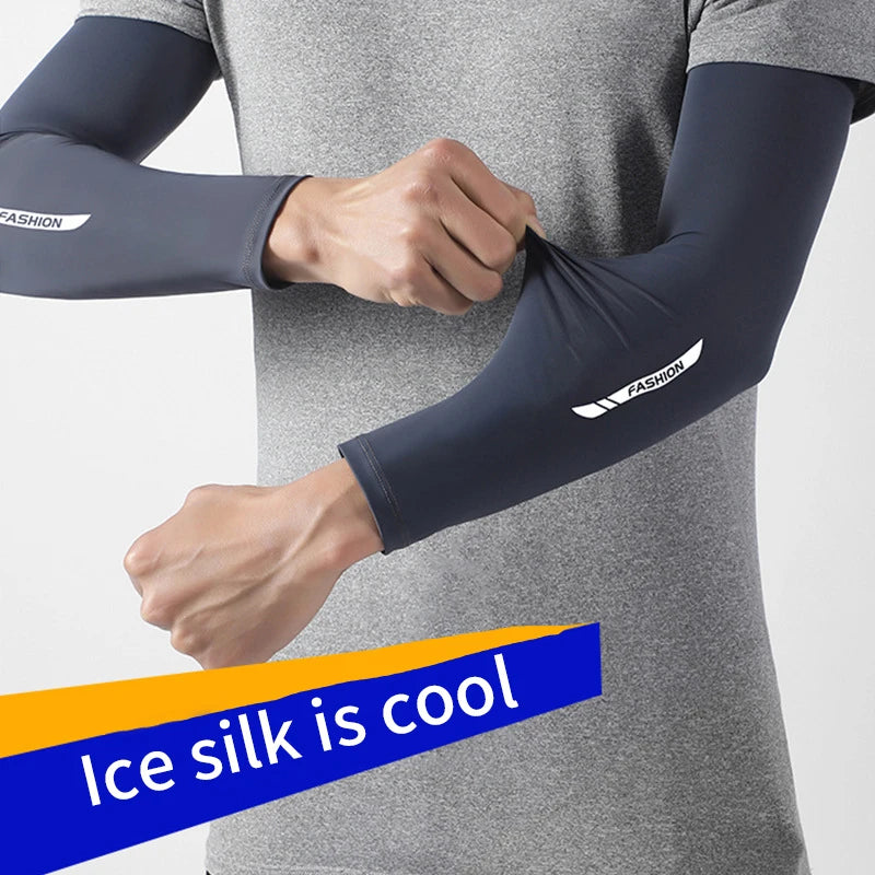 Eine Person zieht einen dunkelblauen Ice-Seiden-Armreif an ihrem Unterarm.