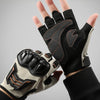 Eine Hand trägt schwarze Schutzhandschuhe mit orangefarbenen Akzenten vor grauem Hintergrund.
