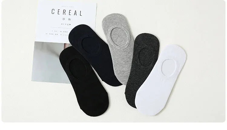 A collection of five pairs of unisex breathable boat socks in black, gray, and white are displayed next to a product box.