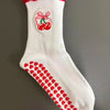 Weiße Strick-Yoga- und Fitnesssocken mit rohem Rüschenrand und Herzmuster auf der Sohle.