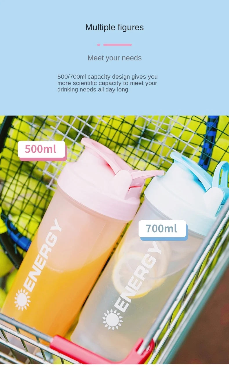 Zwei Plastik-Shakerflaschen, eine mit 500 ml und eine mit 700 ml Fassungsvermögen, sind in einem Drahtkorb dargestellt.