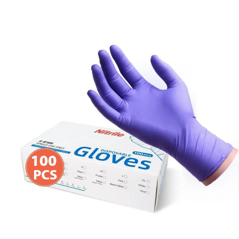 Un gant de nitrile violet porté, à côté de sa boîte d'emballage pour 100 pièces.