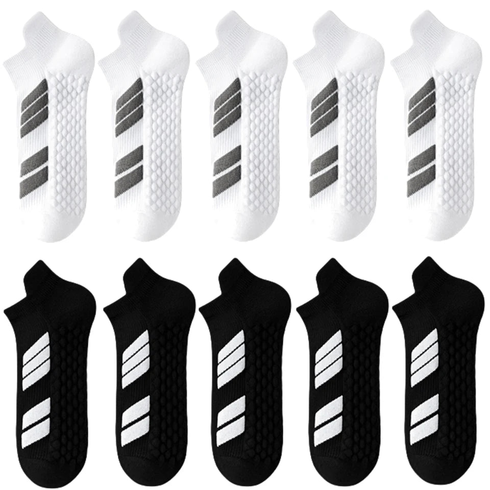 Un pack de dix chaussettes de sport blanches et noires, de divers styles et couleurs.