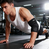 Un mannequin masculin portant un débardeur blanc et une attelle pour l'avant-bras, effectuant un exercice de sport.