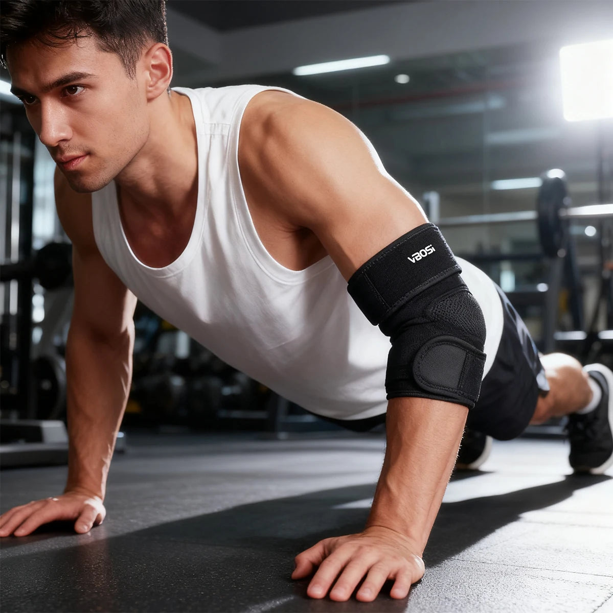 Un mannequin masculin portant un débardeur blanc et une attelle pour l'avant-bras, effectuant un exercice de sport.