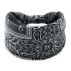 Schwarze Boho-Twist-Haube mit aufwendigen weißen Paisley- und Blumenmustern