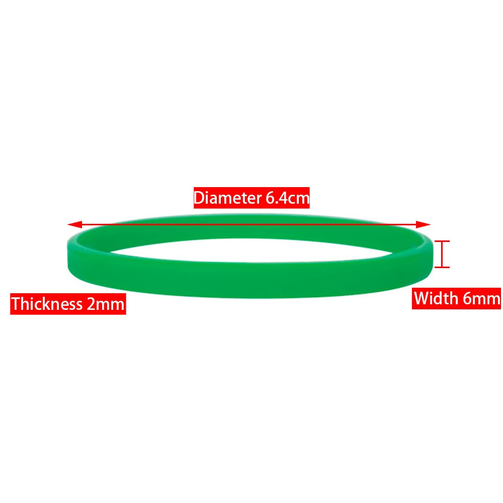 A green silicone wristband with a diameter of 6.4cm, thickness of 2mm, and width of 6mm.