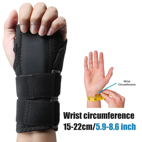 Splint de poignet noir réglable monté sur une main, mesurant 15-22 cm (5.9-8.6 pouces).