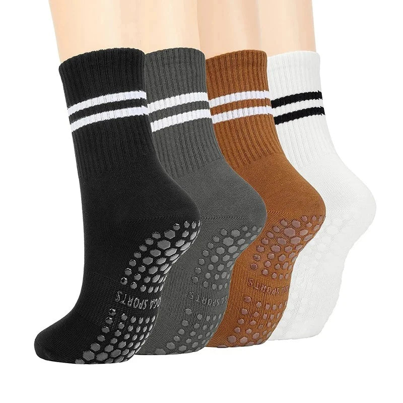 Cuatro pares de calcetines de yoga y pilates sin deslizamiento para mujer en negro, gris, marrón y blanco con rayas