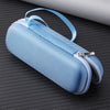 Hellblaue Insulin-Kühltasche mit Reißverschluss und Riemen auf dunkler Oberfläche.
