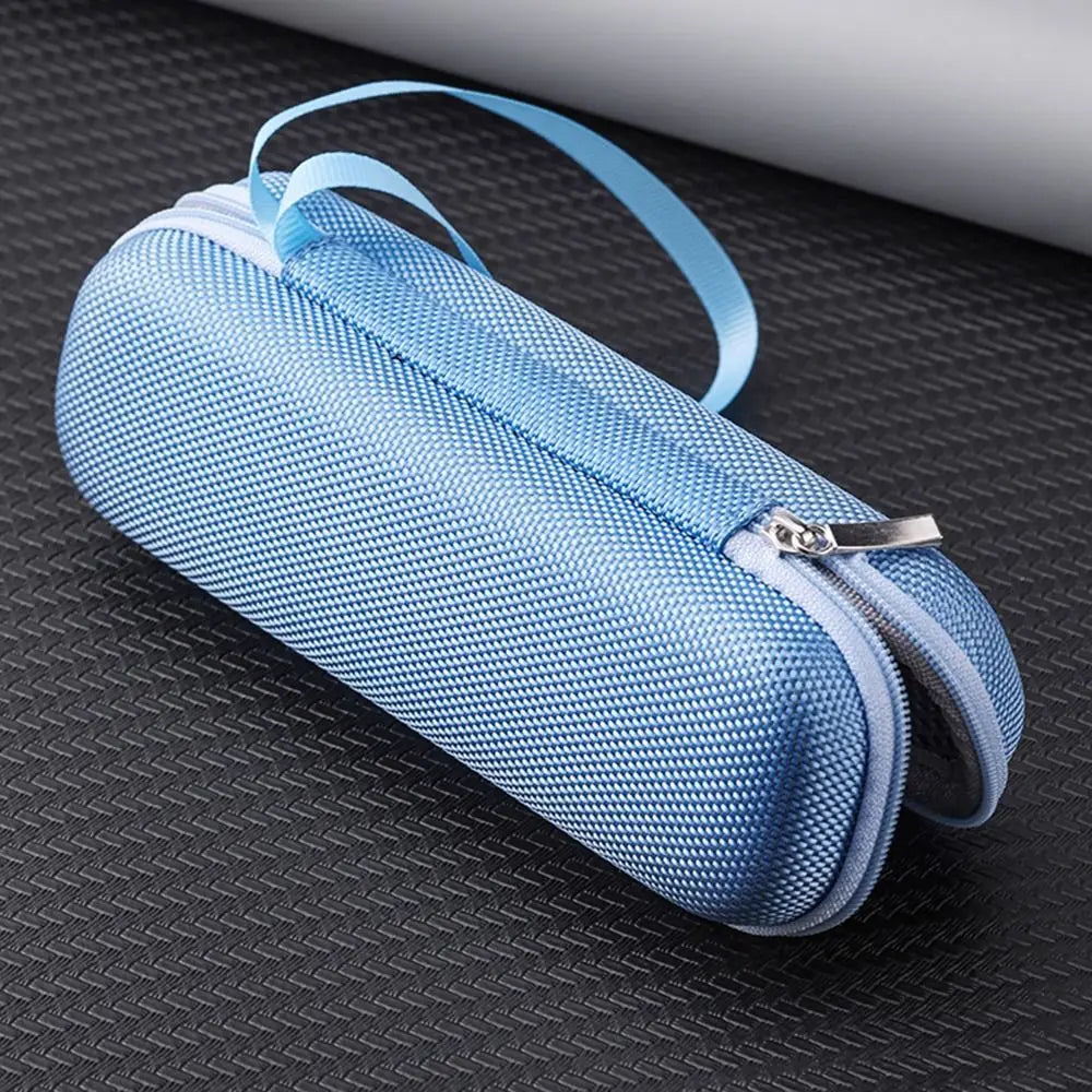 Hellblaue Insulin-Kühltasche mit Reißverschluss und Riemen auf dunkler Oberfläche.