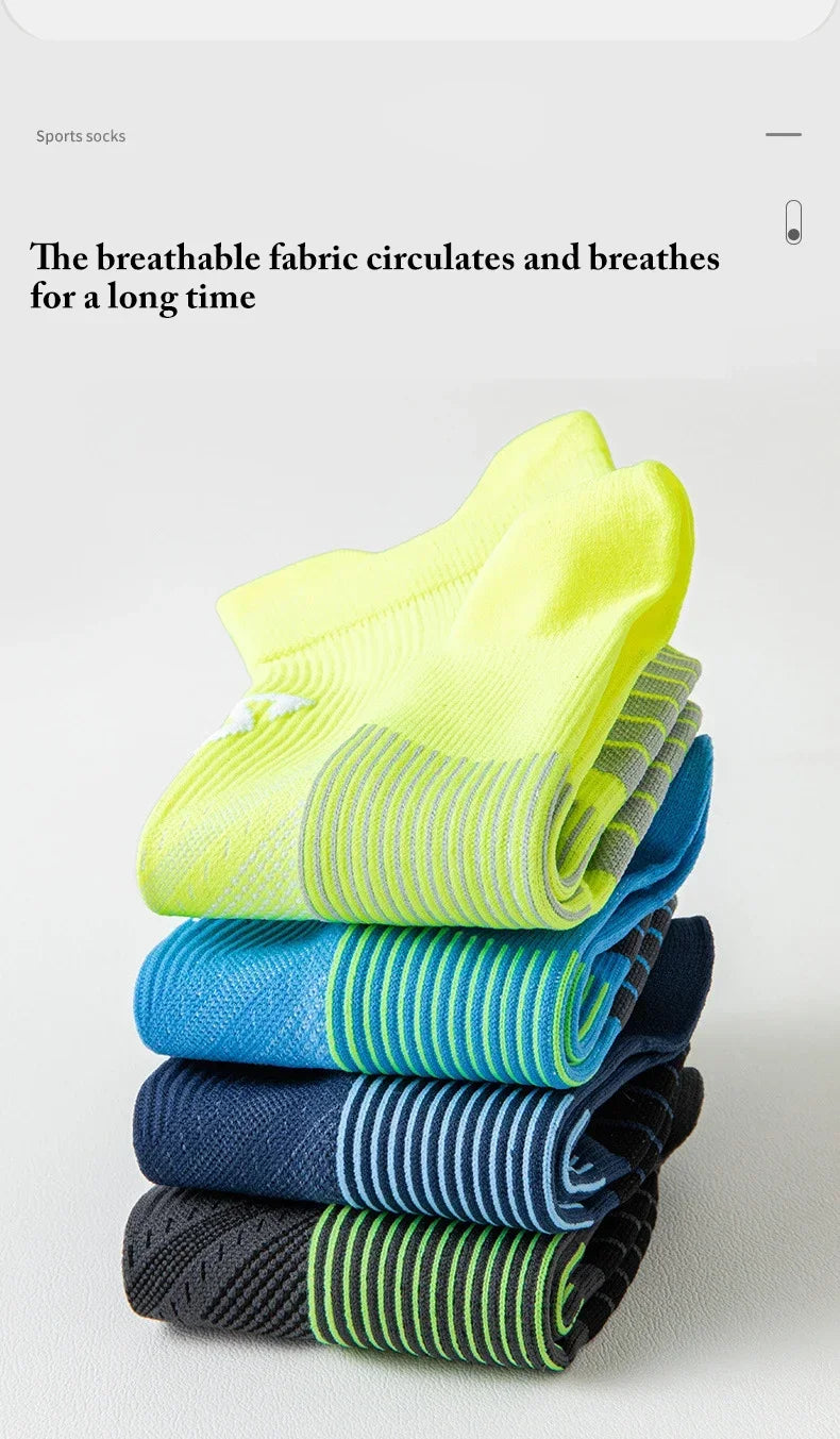 Stapel von Kompressions-Sportstrümpfen in verschiedenen Farben, darunter Neon-Gelb, Blau und Schwarz.