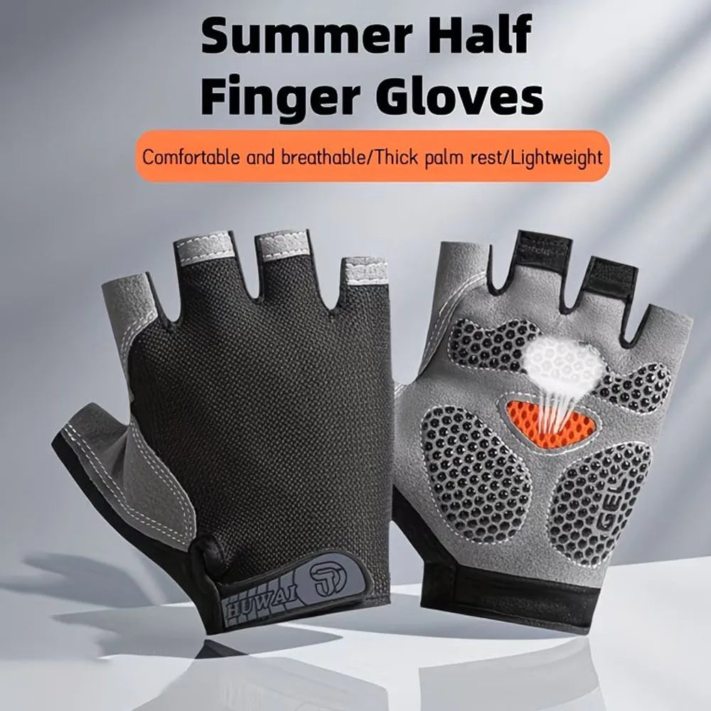 Un par de guantes de verano de media punta en negro y gris, mostrados contra un fondo claro.