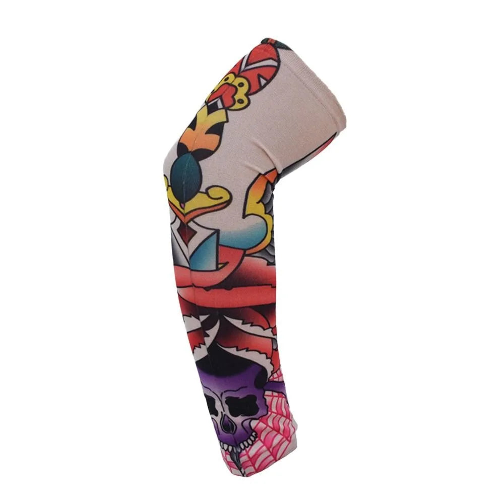 Una manga protectora de manga larga con patrones tribales y calaveras de colores.