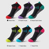 Una colección de calcetines deportivos bajos en varios colores, incluyendo negro, rojo, morado, verde y rosa.