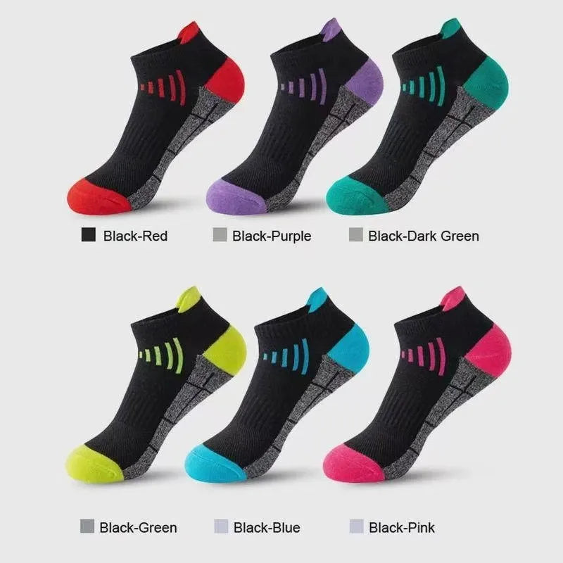 Una colección de calcetines deportivos bajos en varios colores, incluyendo negro, rojo, morado, verde y rosa.