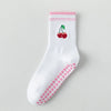 Chaussettes de yoga blanches avec des rayures roses et une broderie de cerise rouge sur l'orteil