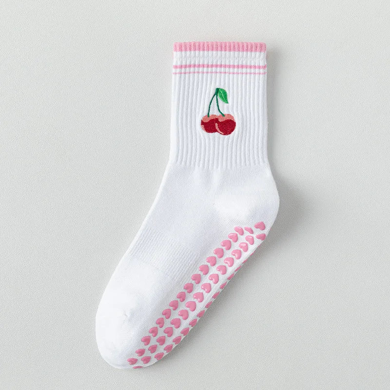 Chaussettes de yoga blanches avec des rayures roses et une broderie de cerise rouge sur l'orteil
