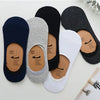 Collection de chaussettes invisibles en silicone respirantes bleu marine, gris, noir et blanc.