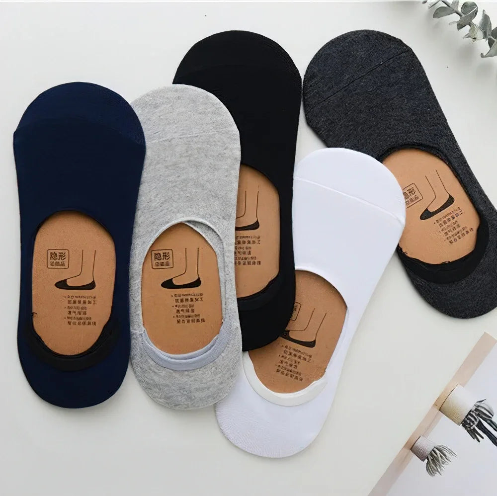 Collection de chaussettes invisibles en silicone respirantes bleu marine, gris, noir et blanc.