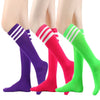 Un set de medias hasta el muslo a la pierna en rayas, morado, rosa y verde.