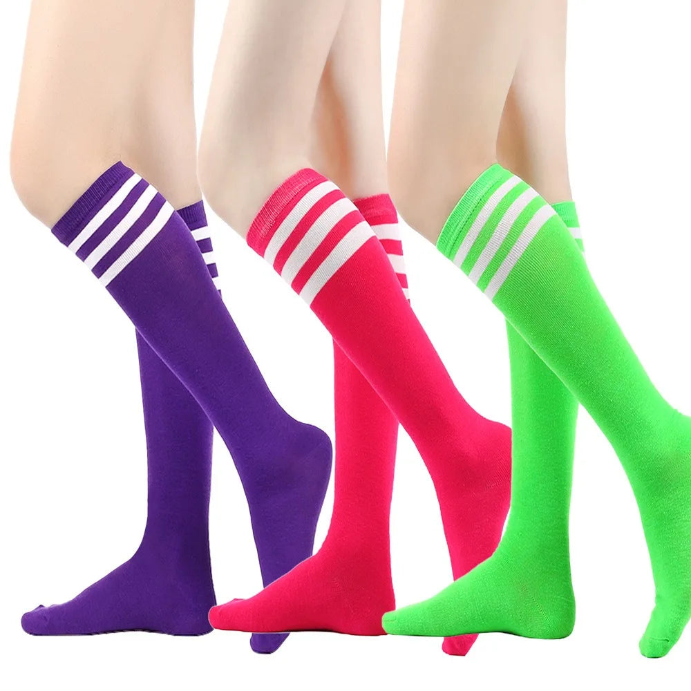 Un set de medias hasta el muslo a la pierna en rayas, morado, rosa y verde.