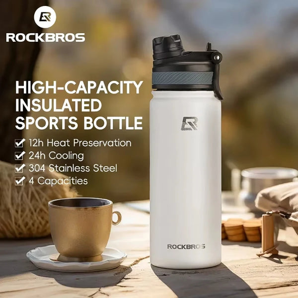Weiße Rockbros isolierte Sportflasche auf einem Holztisch neben einer goldenen Tasse.