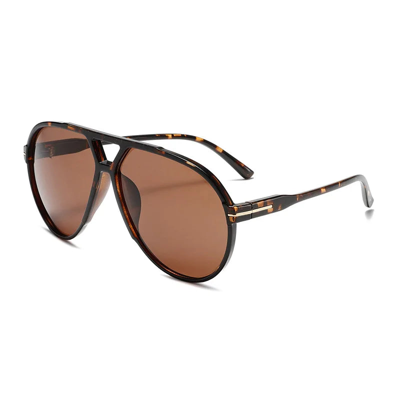 Braune Schildpatt-Gradienten-Sonnenbrille mit schwarzen Rahmen und Arme