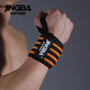 Eine Hand trägt einen schwarz-orangefarbenen Handgelenk-Stützverband der Marke Jingba Support.