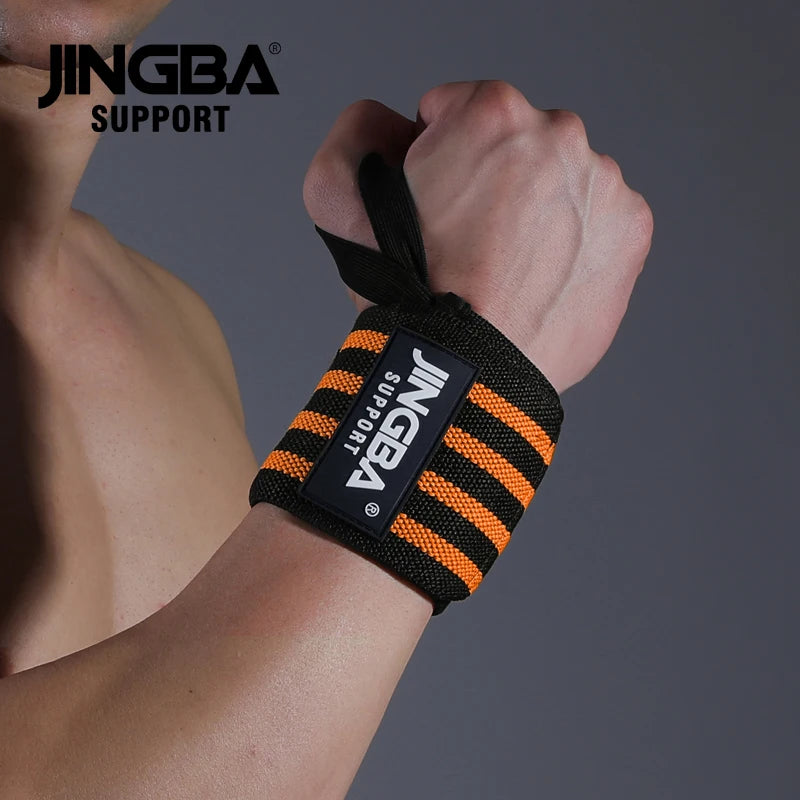 Eine Hand trägt einen schwarz-orangefarbenen Handgelenk-Stützverband der Marke Jingba Support.