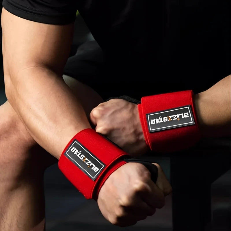 L'avant-bras d'une personne est enveloppé dans un bandage ajustable rouge pour l'entraînement de force.