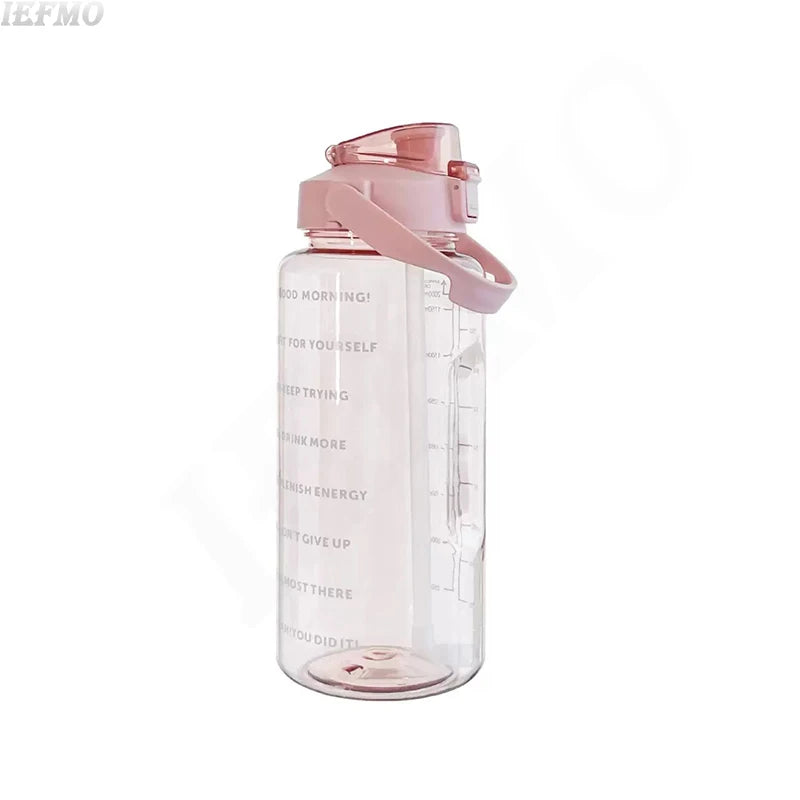 Pinkes, robustes Tritan-Wasserflasche mit Sportverschluss und Zeitmarkierungen.