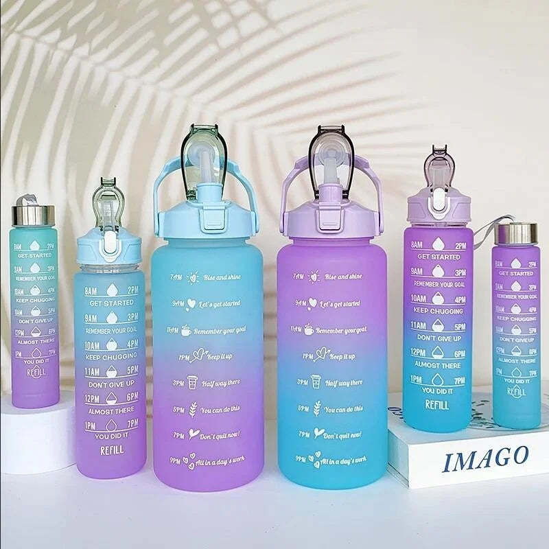 Juego de 3 botellas deportivas degradadas con pajitas en colores verde azulado, azul y morado, mostradas sobre una superficie