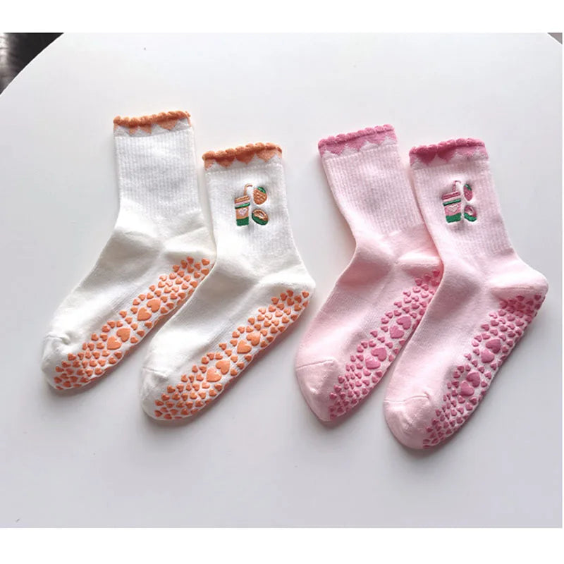 Paire de chaussettes de yoga brodées blanches et roses avec adhérence antidérapante